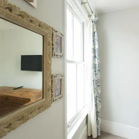 Seaside Retreat In North Bay - With Parking Σκάρμπορο