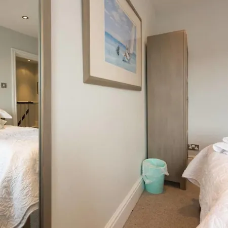 Seaside Retreat In North Bay - With Parking *