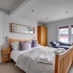 Seaside Retreat In North Bay - With Parking 度假居 *