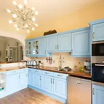 بيت للعطل Seaside Retreat In North Bay - With Parking