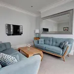 Nyaraló Seaside Retreat In North Bay - With Parking