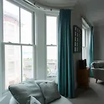 Seaside Retreat In North Bay - With Parking *