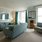 Seaside Retreat In North Bay - With Parking Nyaraló Scarborough