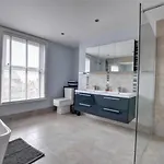 Seaside Retreat In North Bay - With Parking سكرابورو