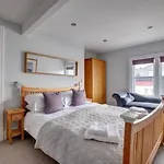 Seaside Retreat In North Bay - With Parking Scarborough