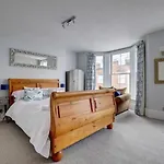 بيت للعطل Seaside Retreat In North Bay - With Parking