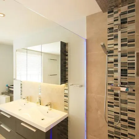 Seaside Retreat In North Bay - With Parking Hébergement de vacances