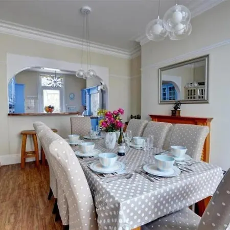 Seaside Retreat In North Bay - With Parking Holiday home