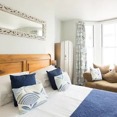 Seaside Retreat In North Bay - With Parking Hébergement de vacances