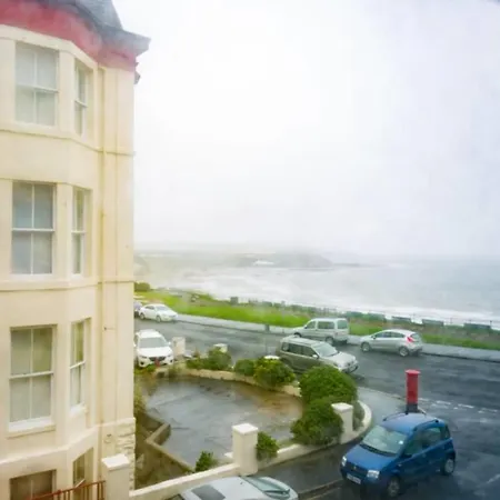 Seaside Retreat In North Bay - With Parking Hébergement de vacances *