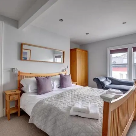 Seaside Retreat In North Bay - With Parking Holiday home *