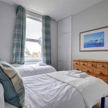 Seaside Retreat In North Bay - With Parking *