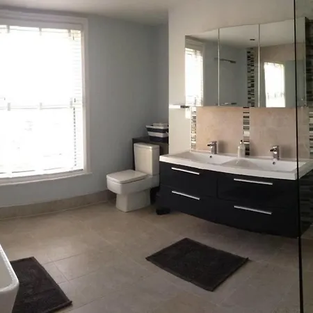 Seaside Retreat In North Bay - With Parking *