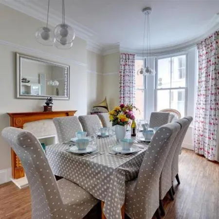 Seaside Retreat In North Bay - With Parking *