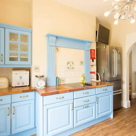 Seaside Retreat In North Bay - With Parking *