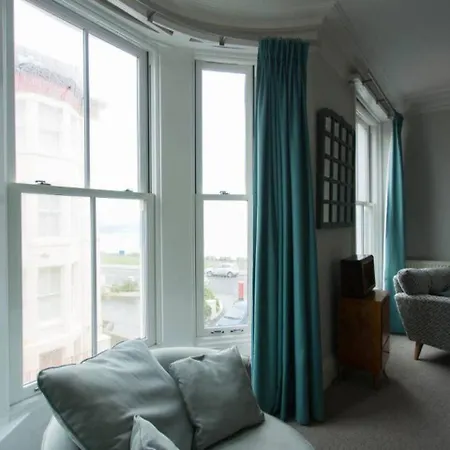 Seaside Retreat In North Bay - With Parking *