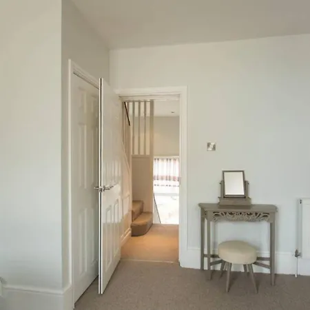 Casa vacanze Seaside Retreat In North Bay - With Parking Scarborough