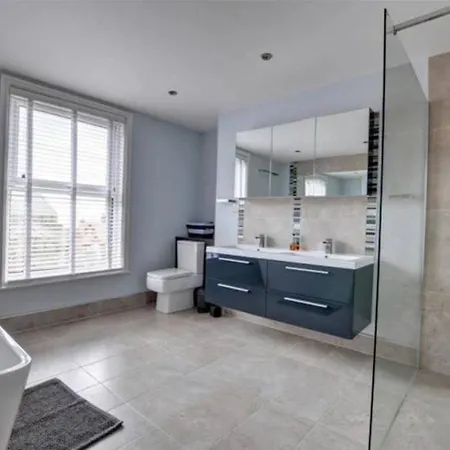 Seaside Retreat In North Bay - With Parking Scarborough