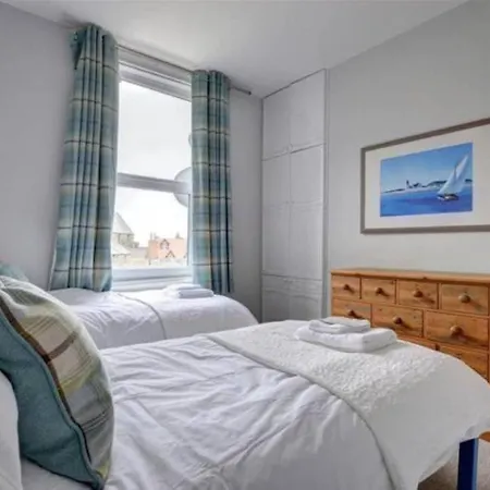 Seaside Retreat In North Bay - With Parking *
