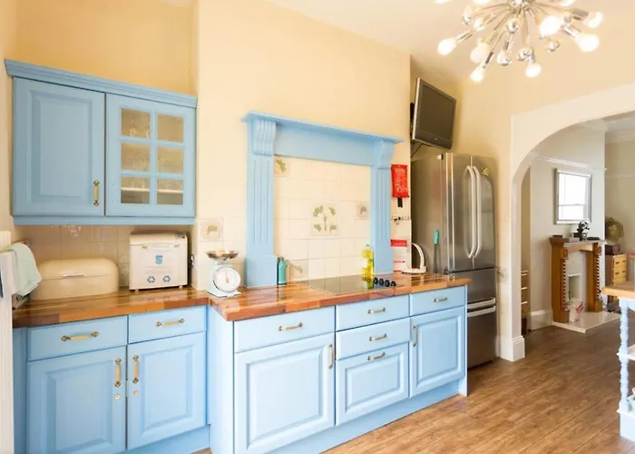 Seaside Retreat In North Bay - With Parking 度假居