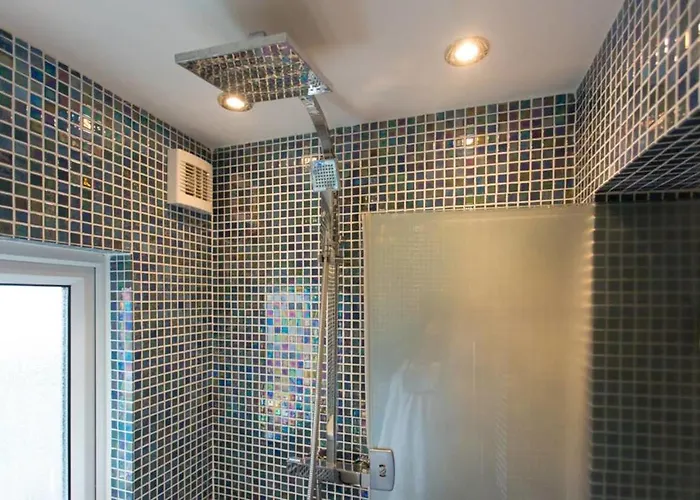 Seaside Retreat In North Bay - With Parking 度假居 *