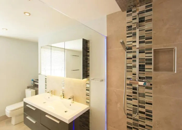 Seaside Retreat In North Bay - With Parking 度假居