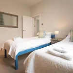 Seaside Retreat In North Bay - With Parking *