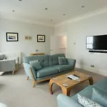 Seaside Retreat In North Bay - With Parking 斯卡伯勒