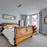 Seaside Retreat In North Bay - With Parking 斯卡伯勒