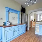 Seaside Retreat In North Bay - With Parking *